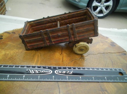 Carro giocattolo trattore